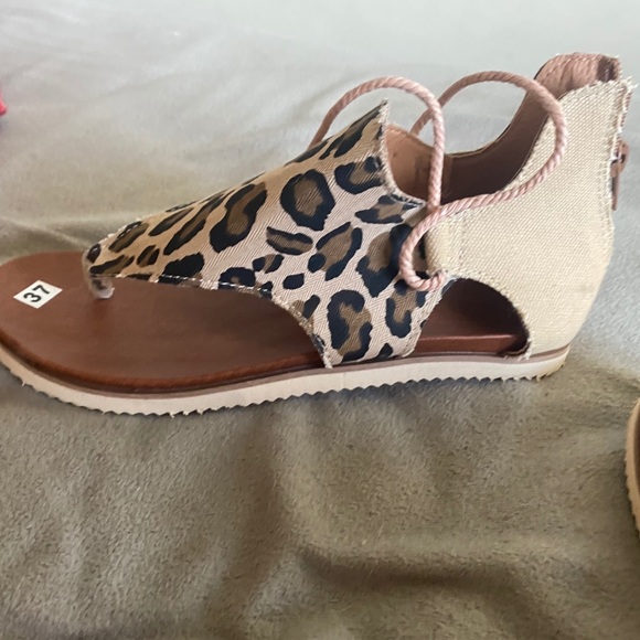 Cheetah print sandals - Picture 3 of 4